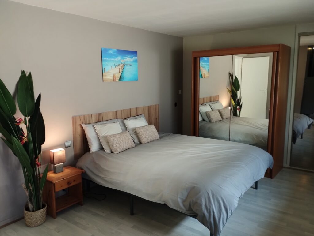 Suite parentale spacieuse avec lit king size, télévision et salle de bain attenante équipée d’une baignoire d’angle et d’une douche XL.